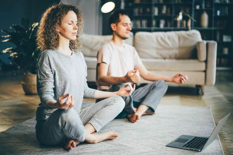 A medita&ccedil;&atilde;o a dois pode fortalecer a intimidade, bem como promover relaxamento e aten&ccedil;&atilde;o plena 