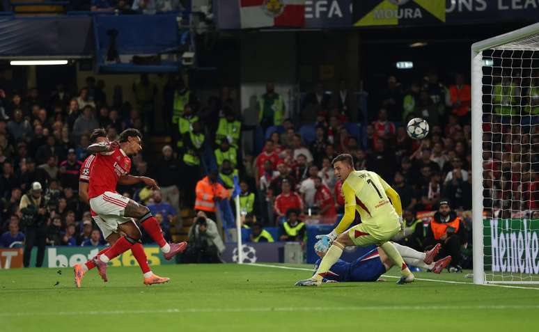 Richard R&iacute;os marcando contra 