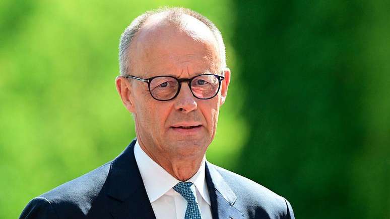 Chanceler alem&atilde;o, Friedrich Merz, enviou uma mensagem aos jovens no YouTube para incentiv&aacute;-los a investir