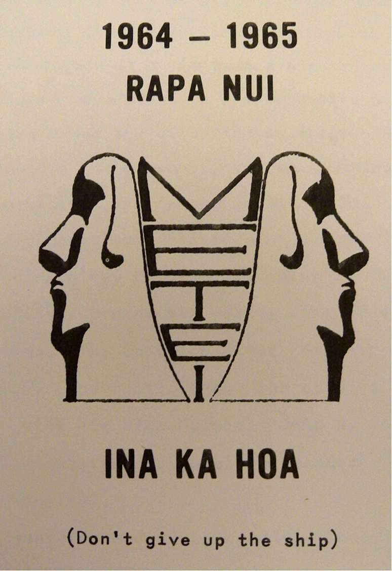 P&ocirc;ster da palavra METEI escrita verticalmente entre as costas de duas cabe&ccedil;as de moai, com a inscri&ccedil;&atilde;o '1964-1965 RAPA NUI INA KA HOA (N&atilde;o desista do navio)'