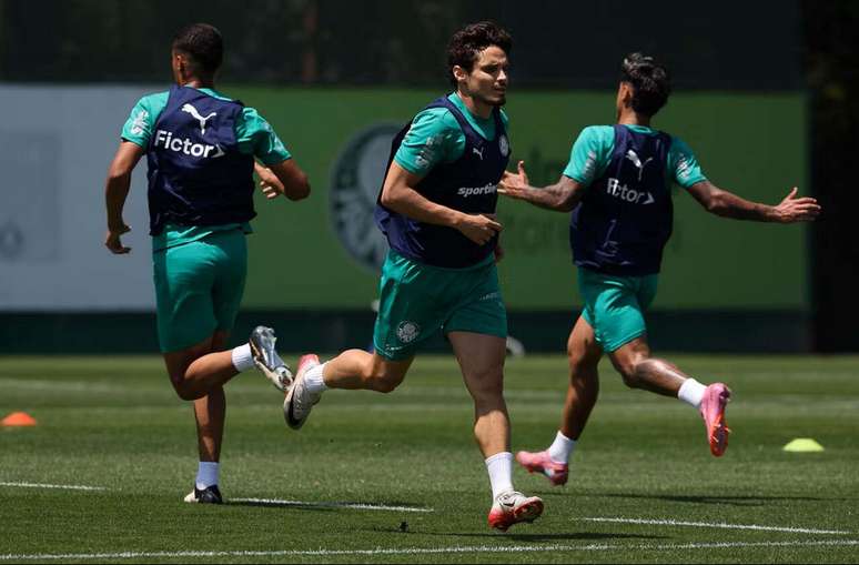 Raphael Veiga pode ter nova chance no time titular do Palmeiras –