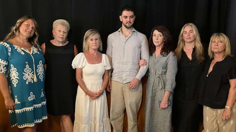 Calum e as famílias de Simone, Kirsty e Cheznye hoje trabalham para conscientizar as pessoas sobre o envenenamento por metanol