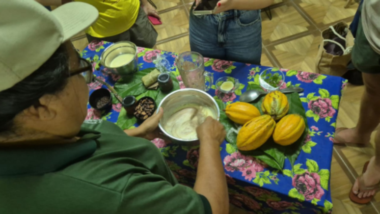 Dona Nena no processo de fazer chocolate