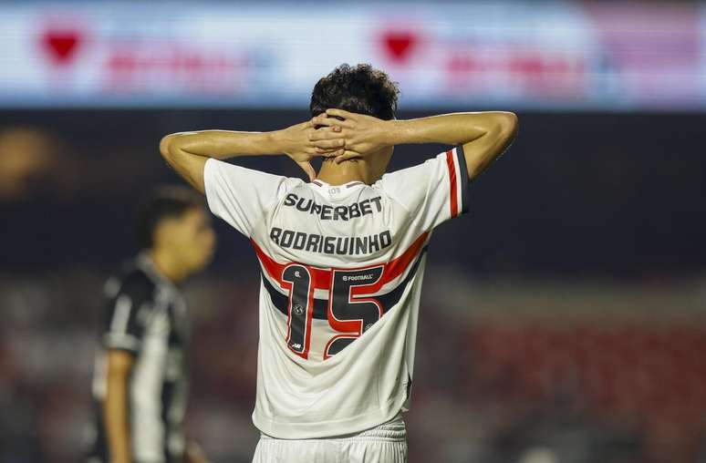 São Paulo amargou sua quarta derrota seguida contra o Ceará –