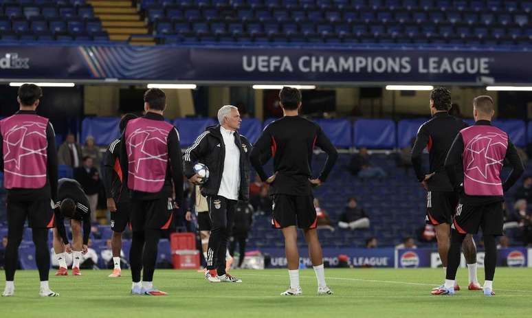 Mourinho conversa com os jogadores durante o treino de reconhecimento do Benfica &ndash;