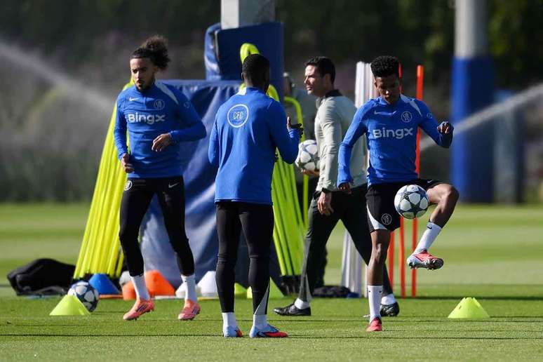 Chelsea treina para enfrentar o Benfica. Campe&otilde;es do mundo perderam na estreia da Champions. Assim,&nbsp; precisam da rea&ccedil;&atilde;o.