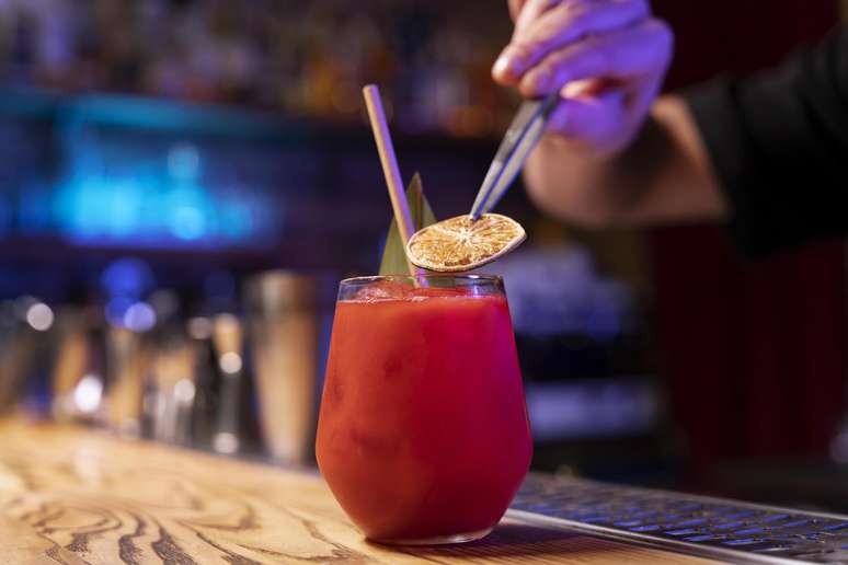 Metanol pode estar presente em bebidas adulteradas, como drinks