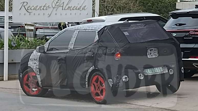 Novo Hyundai HB20 2026 flagrado em testes no Brasil