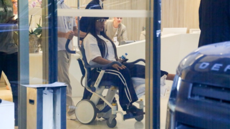 Gracyanne Barbosa leaves a hospital for wheelchairs after an injury to the famous dance