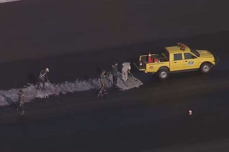 Equipe realiza limpeza de óleo derramado na pista no Aeroporto Santos Dumont
