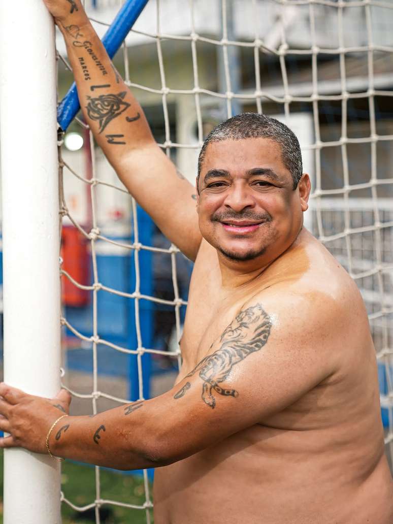 Vampeta recreates the photo of nude tests played by him for 26 years for the gay magazine