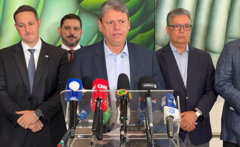 O governador de São Paulo, Tarcísio de Freitas, em coletiva de imprensa nesta terça-feira, 30