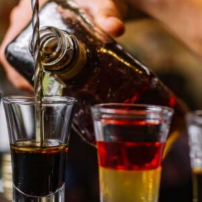 Risco de metanol em bebidas adulteradas.