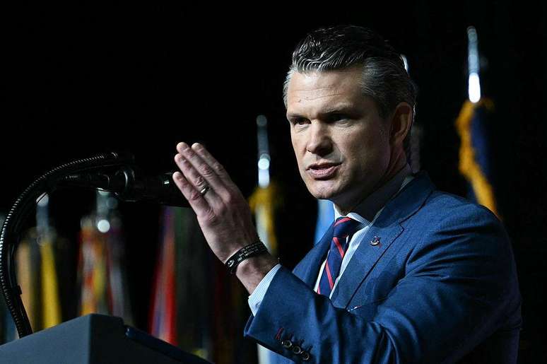 O secretário de Defesa dos EUA, Pete Hegseth, discursa na Base do Corpo de Fuzileiros Navais de Quantico, em Quantico, Virgínia, em 30 de setembro de 2025
