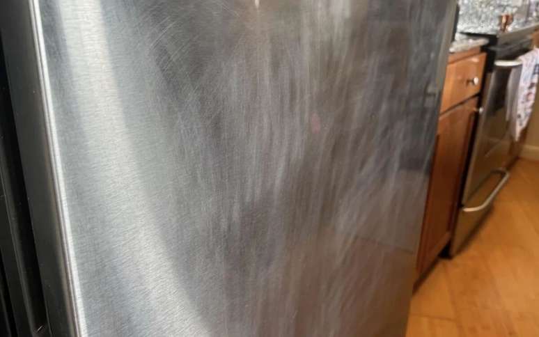 Clean the refrigerator outside without causing a disaster. Here’s how it should be done, according to the producers