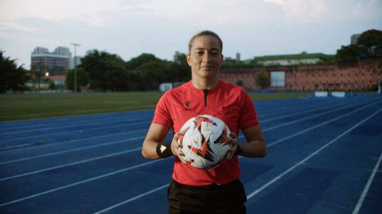 Árbitra Edina Alves é uma das protagonistas do documentário independente 'De Virada'