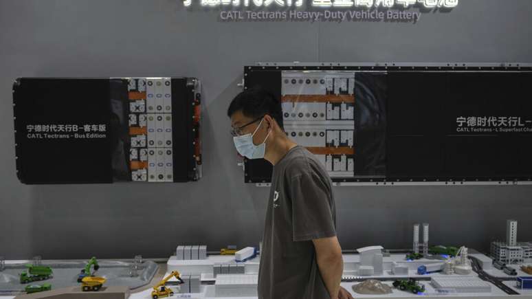 Um visitante passa diante dos componentes de baterias fabricados pela Contemporary Amperex Technology Co., Limited (CATL) expostos em seu estande durante a 3ª Feira Internacional da Cadeia de Suprimentos da China, em Pequim, em 17 de julho de 2025. (Imagem ilustrativa)