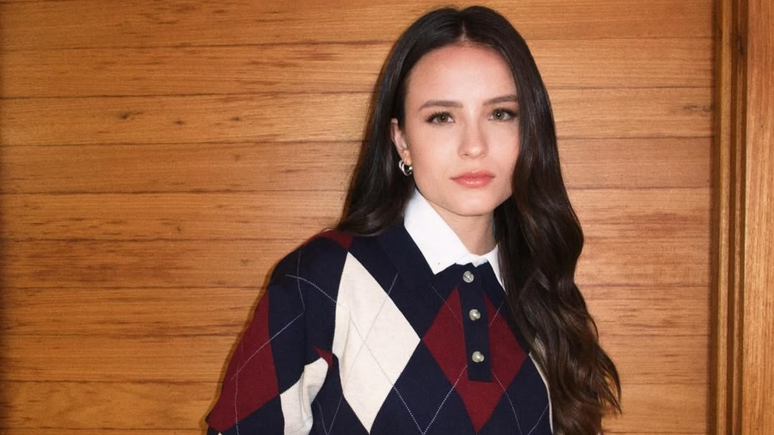 Larissa Manoela shows how to wear a blouse with style