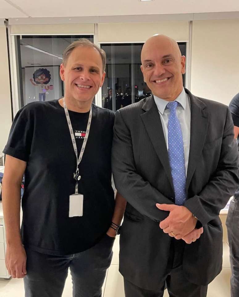 O perito computacional Eduardo Tagliaferro ao lado do ministro Alexandre de Moraes.