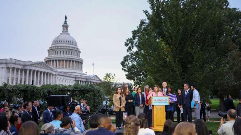 Nancy Pelosi discursa diante do Congresso americano na terça-feira, 30 de setembro de 2025, indicando que os democratas querem aumentar o orçamento para a saúde.
