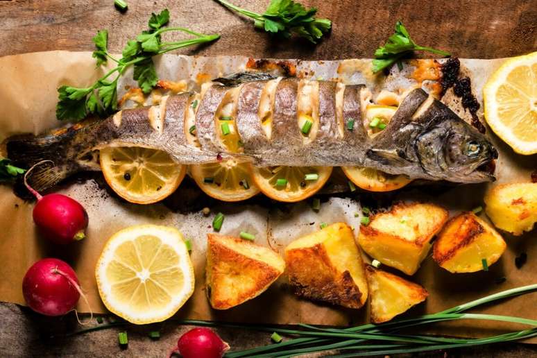Fish stuffed with lemon and baked potatoes 