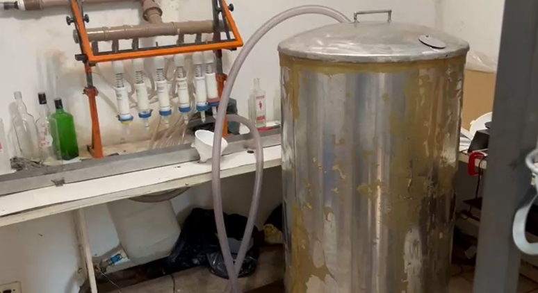 Fazenda em Americana escondia f&aacute;brica de bebidas falsificadas