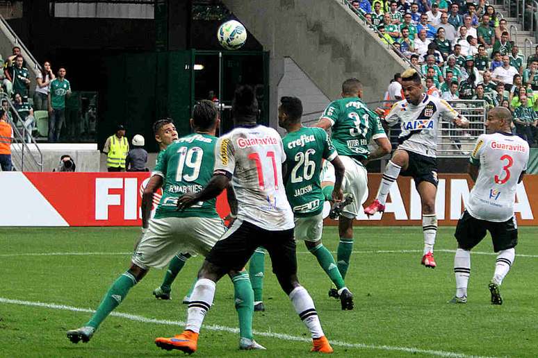 Rafael Silva abriu o placar, de cabeça, após escanteio cobrado por Nenê – Paulo Fernandes/Vasco