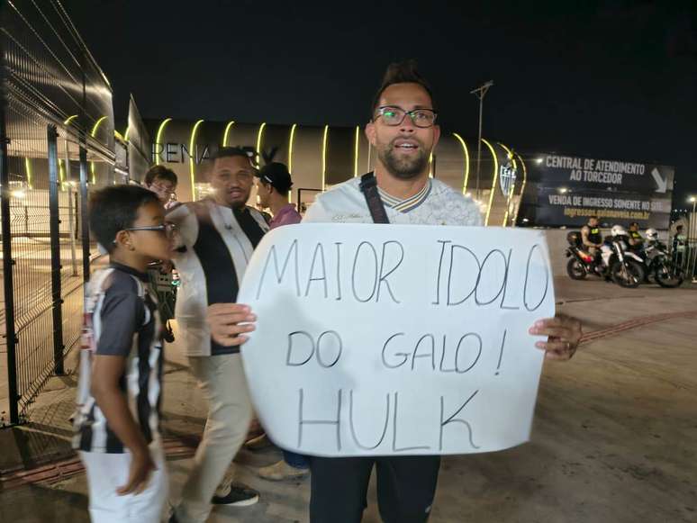Torcedor leva mensagem de apoio ao Hulk em partida pelo Brasileiro –