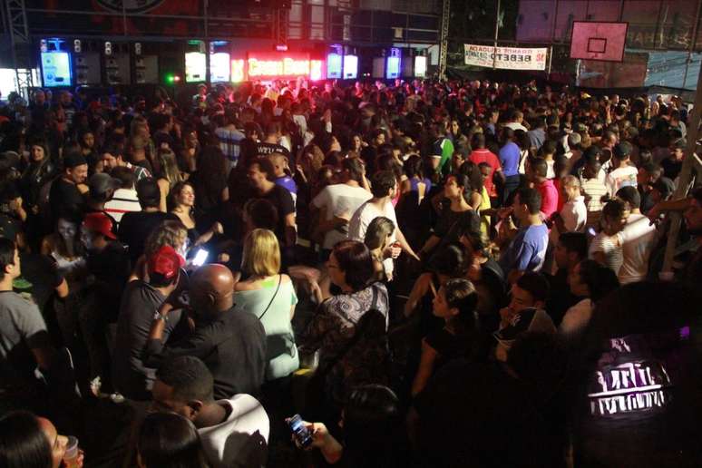 Baile do Chap&eacute;u-Mangueira atra&iacute;a jovens de classe m&eacute;dia em meados da d&eacute;cada de 90: sucesso do funk extrapolava comunidades.