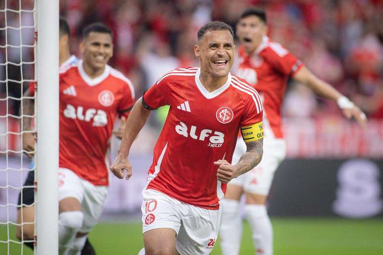 Alan Patrick (Internacional) celebrando seu gol contra o Grêmio, no dia 21.09.2025 