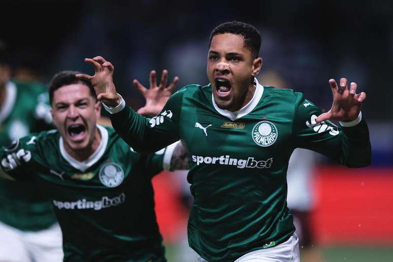 Vitor Roque (Palmeiras) celebrando seu gol contra o River Plate, no dia 24.09.2025 