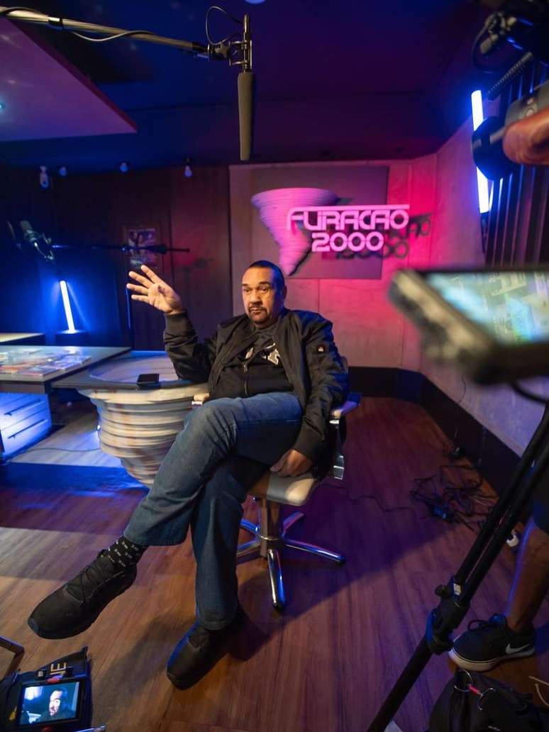 Romulo Costa, dono da Furacão 2000, foi levado para a delegacia por fazer baile no Chapéu-Mangueira.