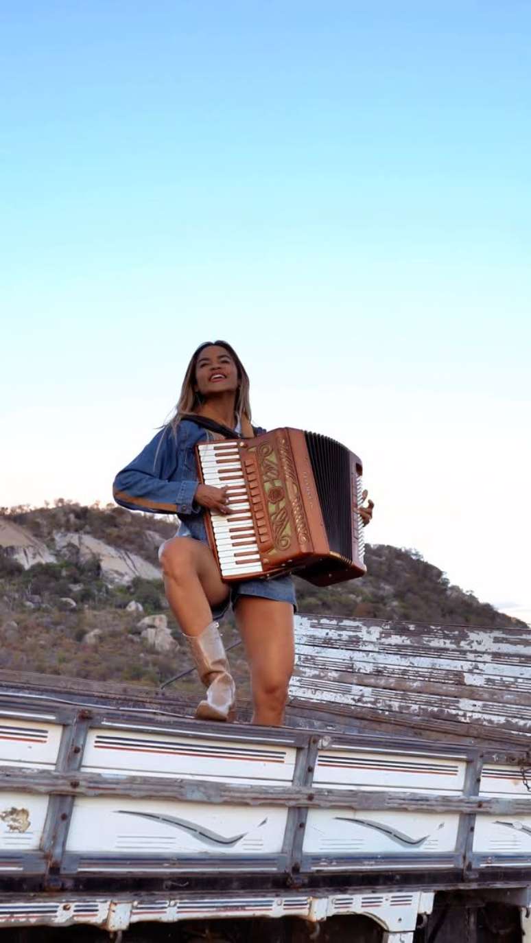 Lucy Alves participou da segunda temporada do The Voice Brasil