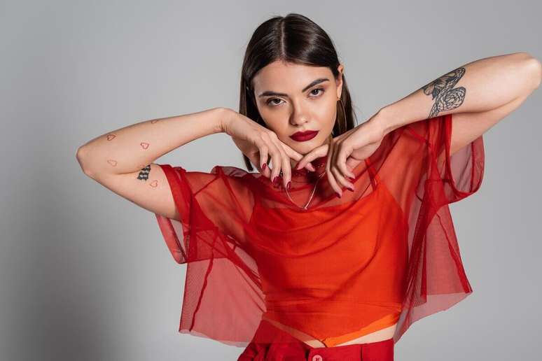 Roupas com transpar&ecirc;ncia ganham espa&ccedil;o em looks urbanos e sofisticados 