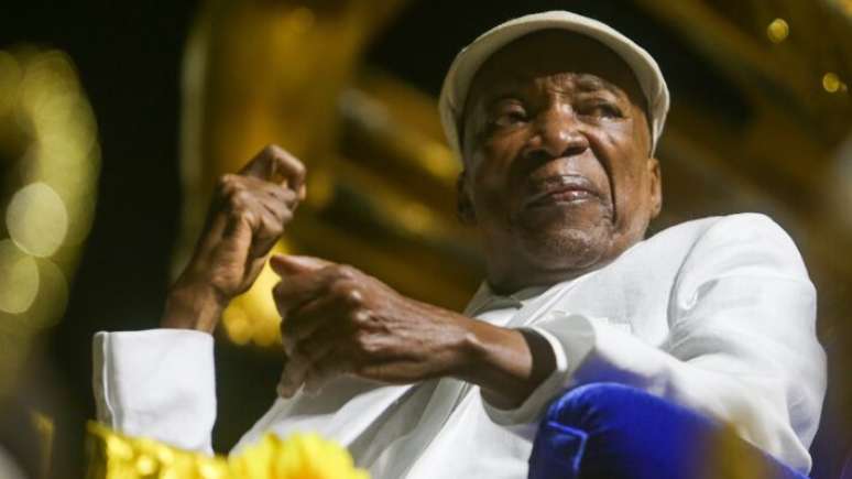 Milton Nascimento durante homenagem na Sapucaí; artista foi diagnosticado com demência por corpos de Lewy.