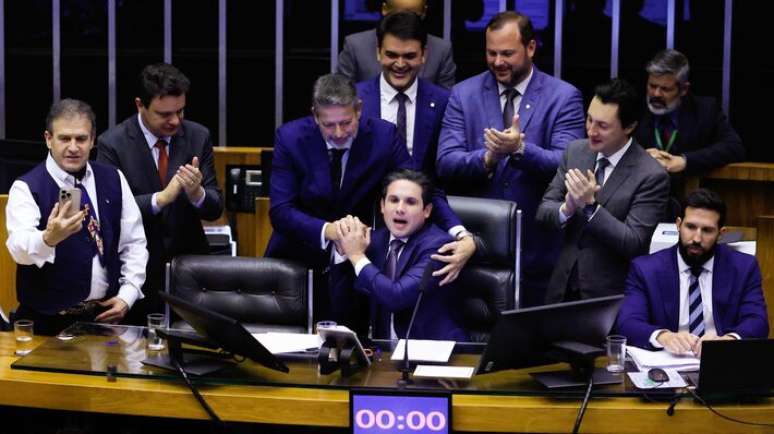 Câmara aprova projeto que amplia isenção do IR por unanimidade, com 493 votos