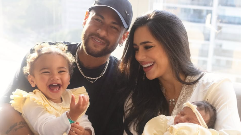 Bruna Biancardi e Neymar com as filhas