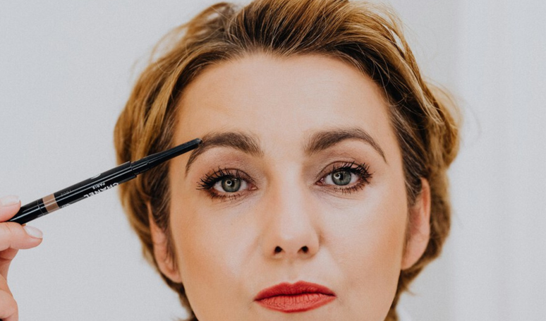 From 50, it is essential to fill the eyebrows to rejuvenate the face and highlight the appearance