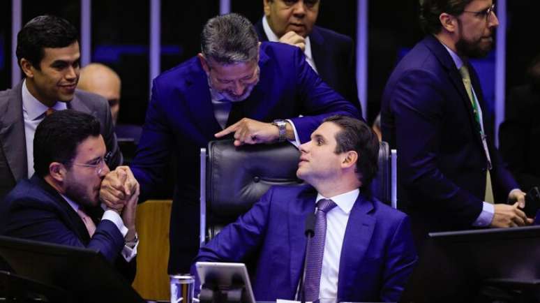 Deputado Jadyel Alencar (Republicanos-PI) beijou a mão do relator do projeto, deputado Arthur Lira (PP-AL)