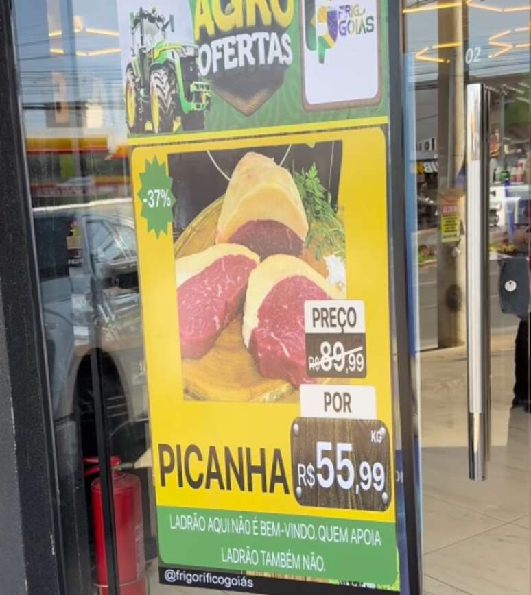 Novos materiais. Antes, propagandas mostravam a mensagem 'petista não é bem-vindo'