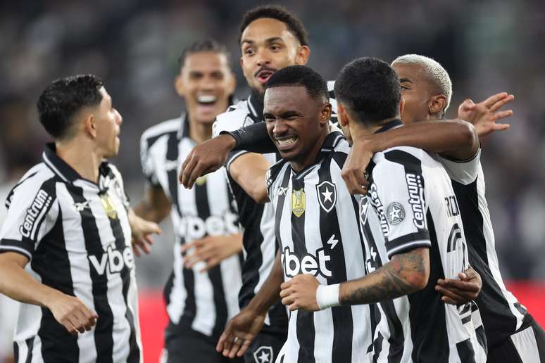 Vitinho comemorando um dos gols da vitória do Botafogo sobre o Bahia 
