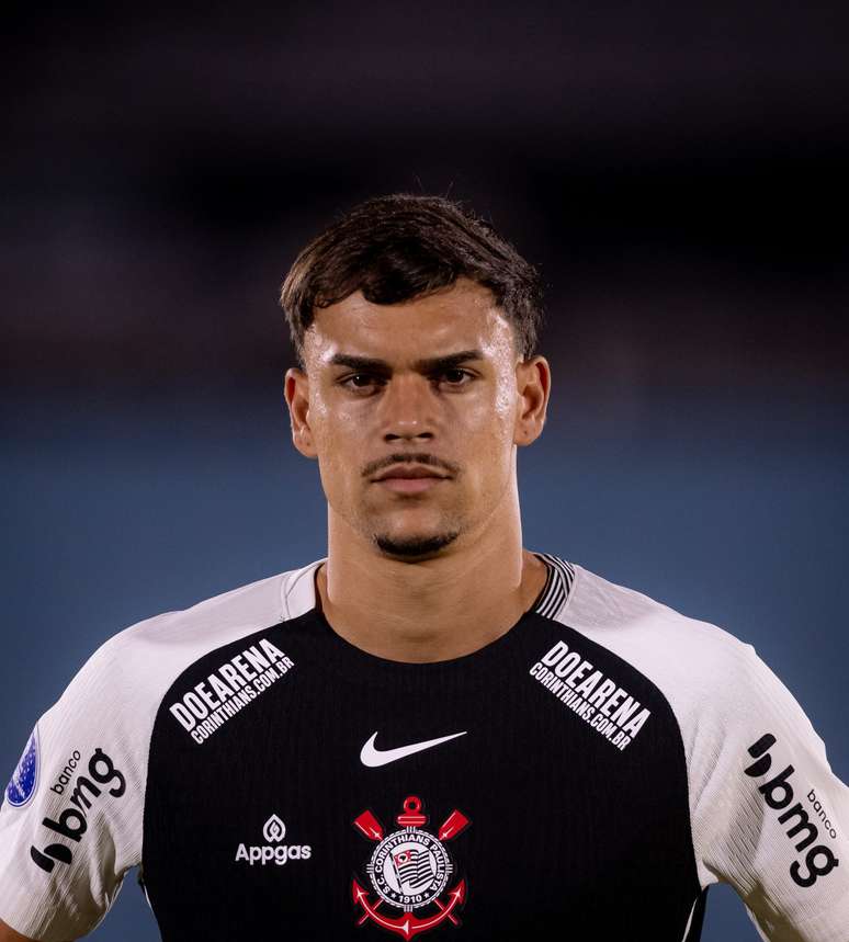 João Pedro Tchoca, zagueiro do Corinthians. Diretoria sabe que ele chama atenção de outros clubes, mas deve assinar renovação com o jogador até o final do ano, segundo informações do portal Itatiaia. 