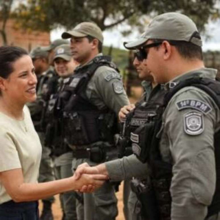 Governadora Raquel Lyra e policiais da PM.