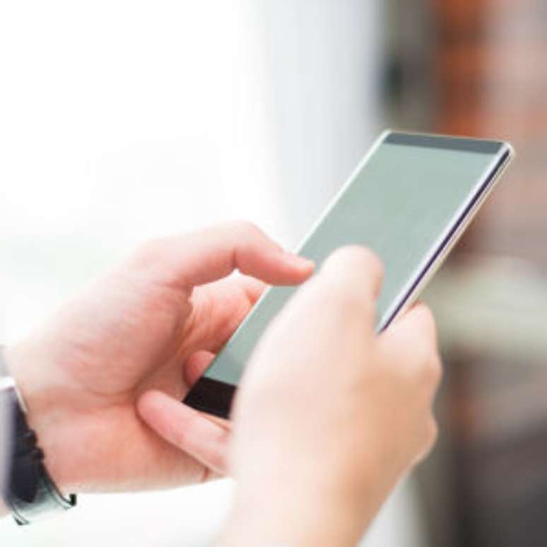 Huawei retorna ao Brasil com loja na Avenida Paulista e celulares dobráveis.