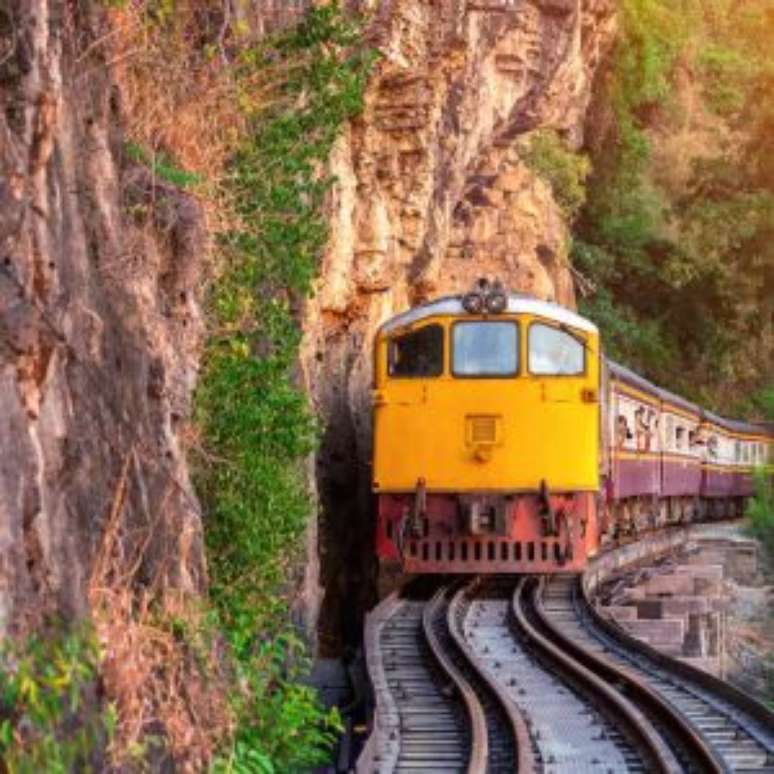 Conheça o trem mais colossal do Brasil, com capacidade para 99 mil toneladas e 700 vagões.