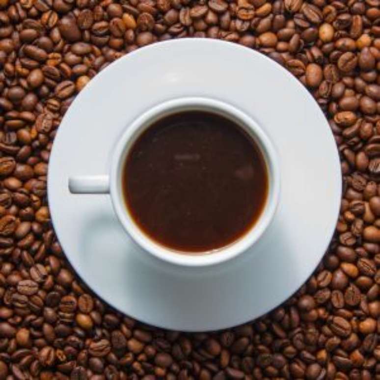 O café subiu quase 60% e 24% dos brasileiros já reduziram o consumo.
