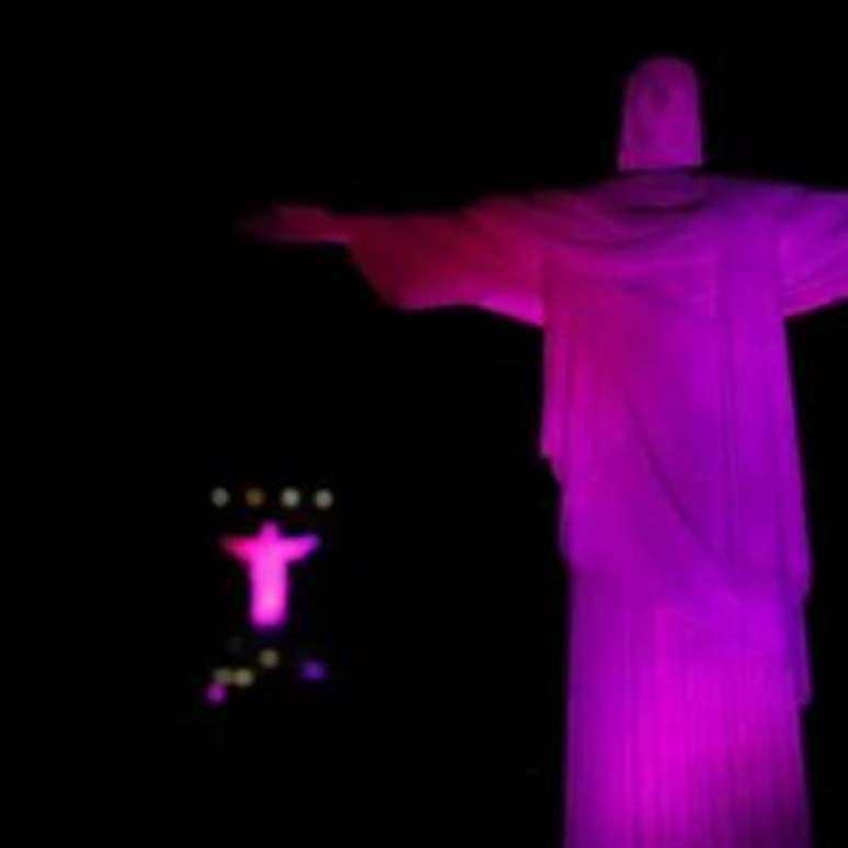 Cristo Redentor em homenagem ao mês de prevenção ao cançer de mama