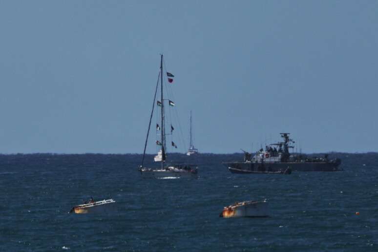 Barco da Flotilha Global Sumud perto do porto de Ashdod, em Israel