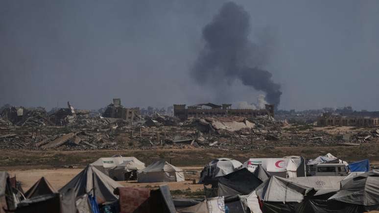 Bombardeios à Cidade de Gaza podem ser vistos da região central do enclave. (02/10/2025)