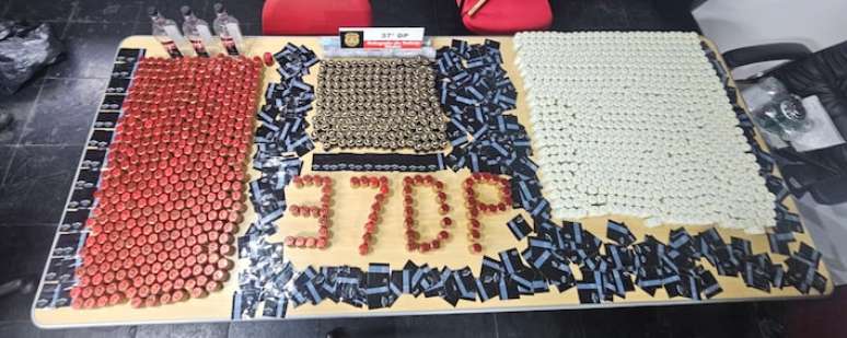 Foram apreendidos 1,8 mil lacres e tampas de uísques de diferentes marcas nacionais e importadas, além de três garrafas vazias; material foi encaminhado para a perícia.